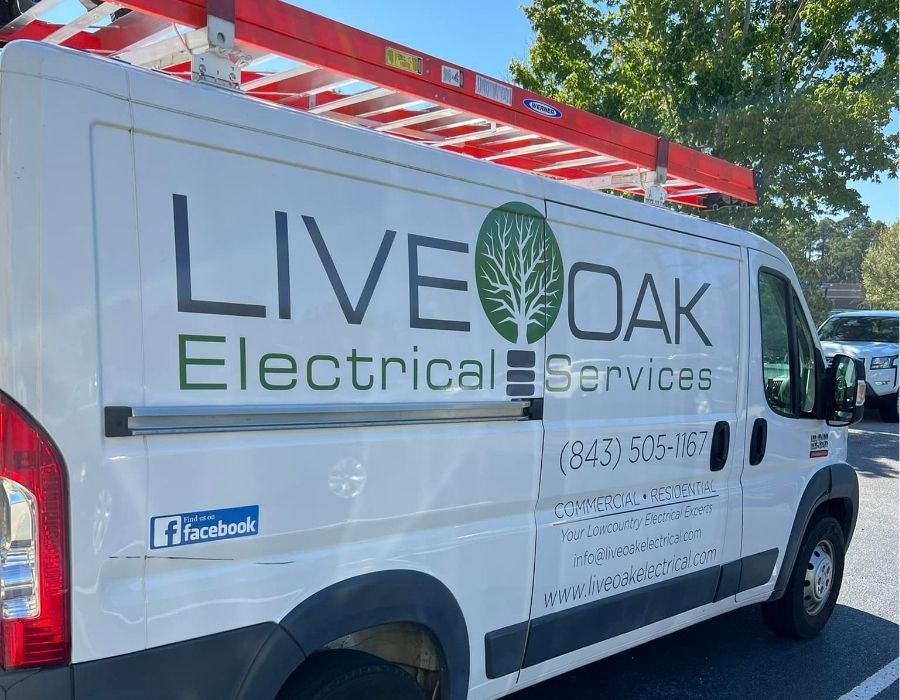 side view of live oak eletrical service truck